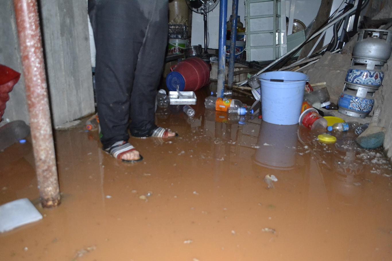Şiddetli yağış nedeniyle evleri su bastı